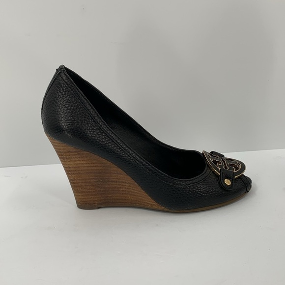 Tory Burch Amanda wedge black pebbled leather high shoe peeptoe gold logo 8 - Picture 1 of 7